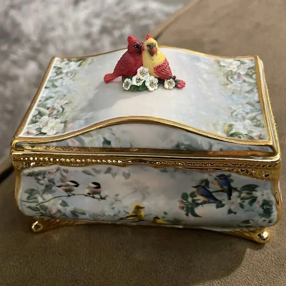 The Bradford Exchange songbird Serenade Heirloom porcelain music box - Picture 2 of 9